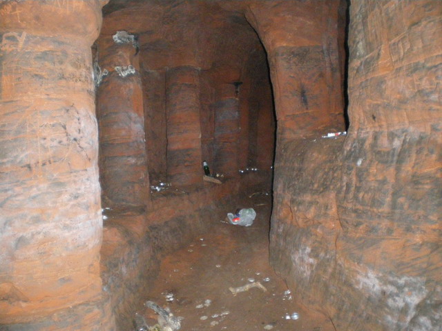 Underground_in_the_Caynton_Hall_grotto_(4)_-_geograph.org.uk_-_1391874.jpg