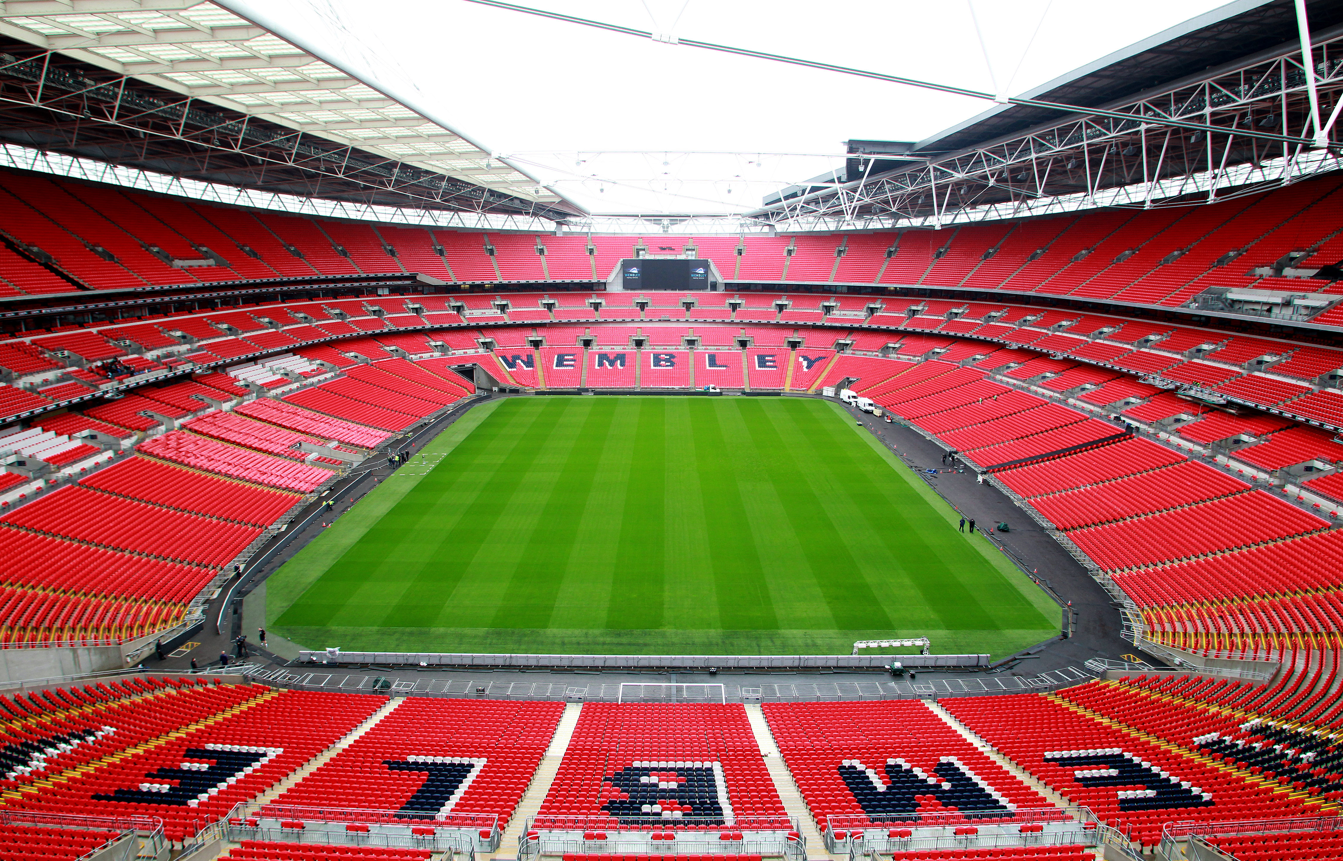 Кому принадлежат стадионы. Футбольный стадион Уэмбли в Англии. Стадион Уэмбли на английском. Стадион «Уэмбли», Великобритания. Фотографии стадиона Уэмбли Англия.