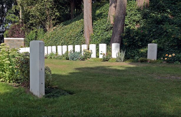 Graves-of-the-first-last-British-soldiers-to-die-in-World-War-One